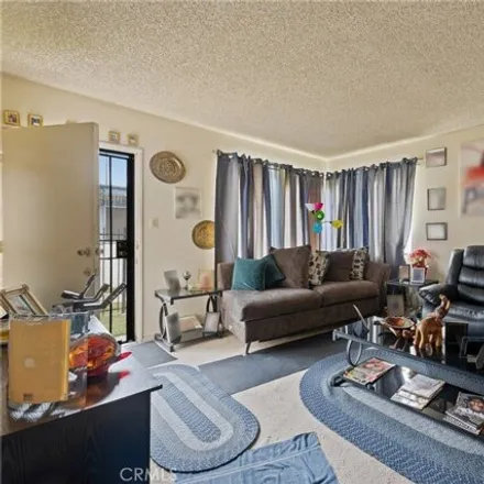 Image 2 - 657 West Century Boulevard, Los Angeles, CA 90044, USA - House for sale