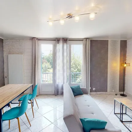 Rent this 4 bed apartment on Rue Marius Riollet in 38100 Grenoble, France