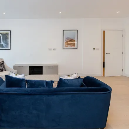Rent this 2 bed apartment on 76 The Avenue in Brondesbury Park, London