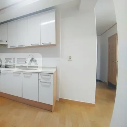 Rent this 2 bed apartment on 서울특별시 송파구 석촌동 212-5