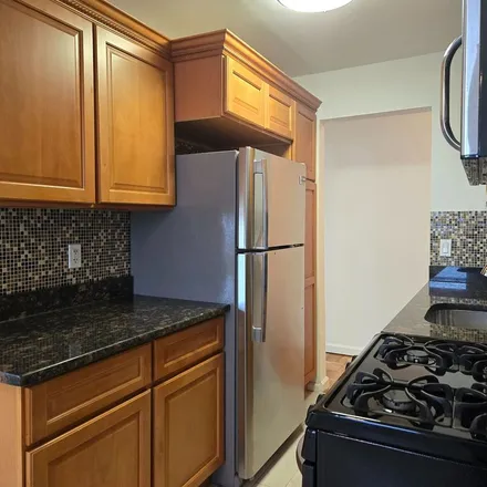 Rent this 2 bed apartment on Oakwood Apartments in East Broadway, City of Long Beach