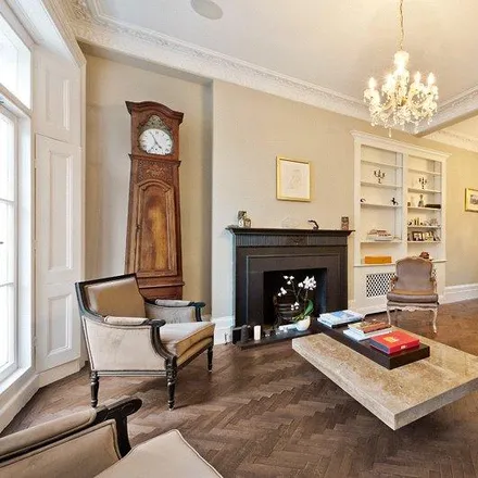 Rent this 4 bed townhouse on Cumberland Street in London, SW1V 4LT