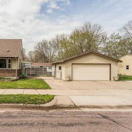 Buy this 3 bed house on 685 South Lincoln Avenue in Sioux Falls, SD 57104