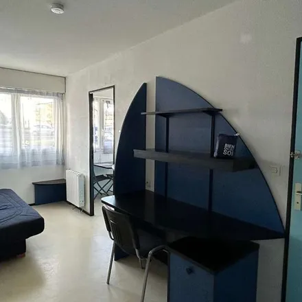 Rent this 3 bed apartment on 19 Rue du Petit Bonneveau in 86000 Poitiers, France