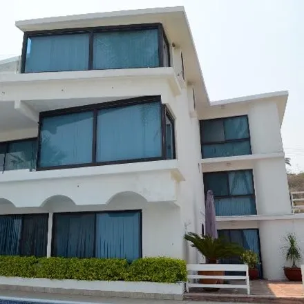 Rent this 5 bed apartment on Calle Benito Juárez in 62909 Tequesquitengo, MOR