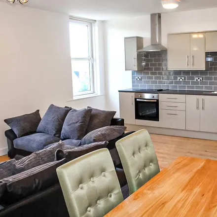 Rent this 2 bed townhouse on East Parade in Harrogate, HG1 5BG