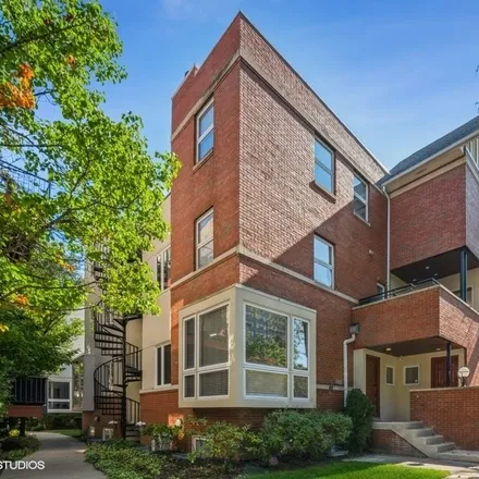 Buy this 3 bed townhouse on 4631 South Ellis Avenue in Chicago, IL 60615