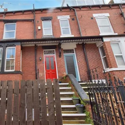 Buy this 2 bed house on St Ives Mount in Leeds, LS12 3RP