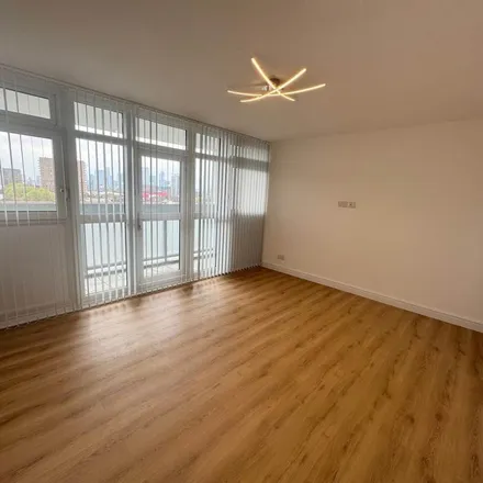 Image 5 - Ballinger Point, Bromley High Street, Bromley-by-Bow, London, E3 3EH, United Kingdom - Apartment for rent