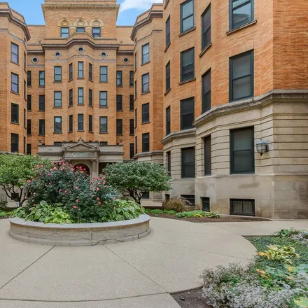 Image 1 - 550-568 West Surf Street, Chicago, IL 60657, USA - House for sale