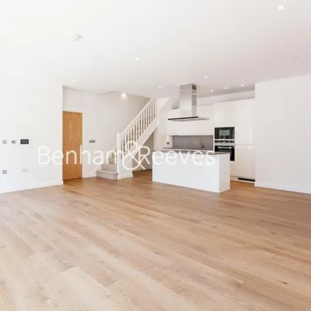 Rent this 4 bed apartment on Quarrion House in Felar Walk, London