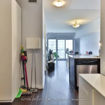 Image 5 - NXT 2, 105 The Queensway, Old Toronto, ON M6S 5B5, Canada - Apartment for rent