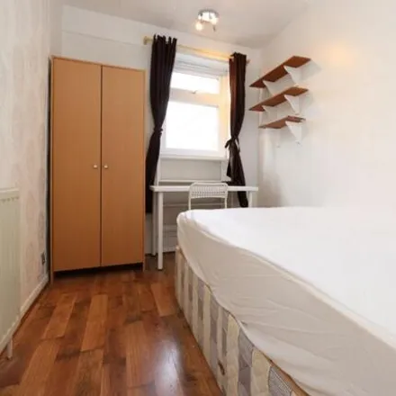 Rent this studio house on Collingwood SureStart Childrens Centre in Buckhurst Street, London