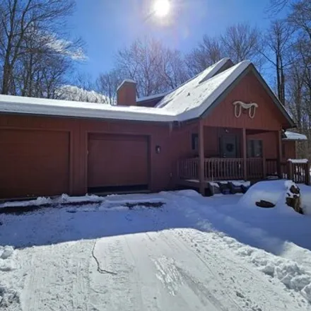 Buy this 4 bed house on 3213 Flintlock Trail in Pocono Pines, Tobyhanna Township