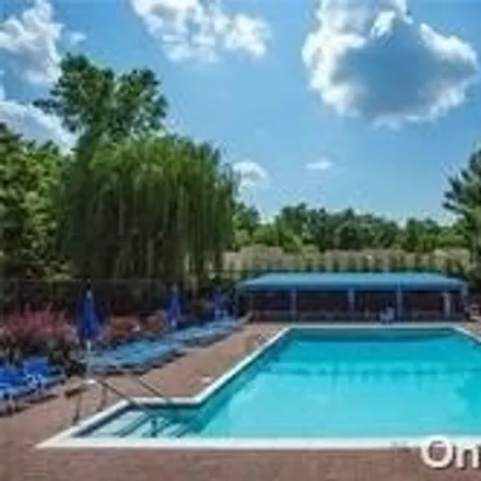 Image 2 - 219 Gosling Hill Drive, Manhasset, NY 11030, USA - Condo for sale