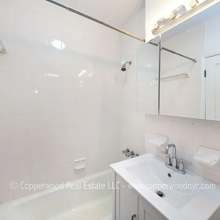 Image 6 - 172 East 82nd Street, New York, NY 10028, USA - Apartment for rent