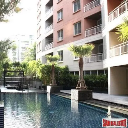 Rent this 2 bed apartment on 大和庵 in 6/5, Soi Phrom Si 1