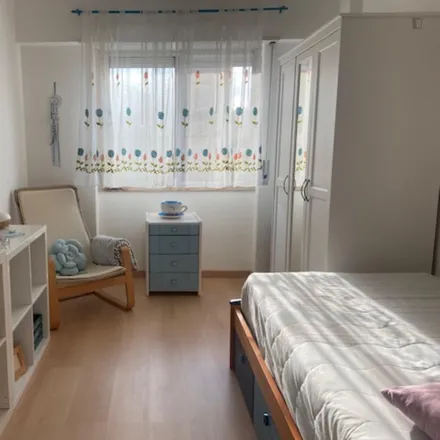 Rent this 2 bed room on Praceta Pedro Manuel Pereira in 2620-105 Odivelas, Portugal