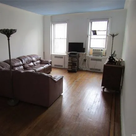 Image 3 - The Wakefield, 35-45 81st Street, New York, NY 11372, USA - Apartment for sale