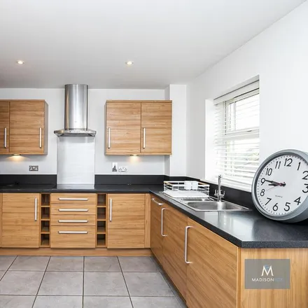 Image 4 - Lower Park Road, Loughton, IG10 4NF, United Kingdom - Apartment for rent
