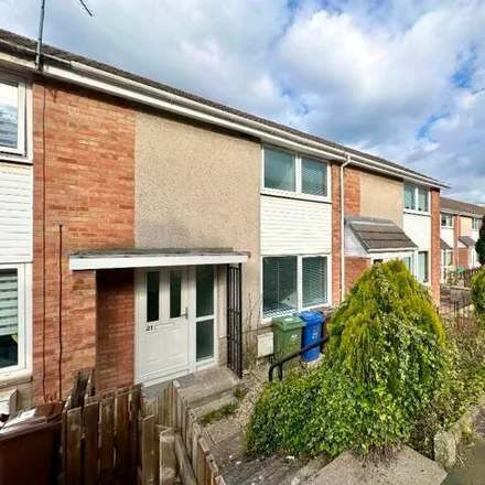 Rent this 3 bed townhouse on Finglas Avenue in Paisley, PA2 7PU