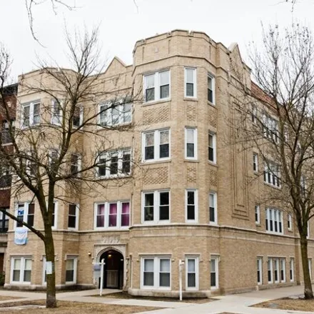 Rent this 3 bed condo on 6654-6656 North Glenwood Avenue in Chicago, IL 60626