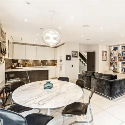 Rent this 4 bed room on 1 Southwick Yard in London, W2 2PZ
