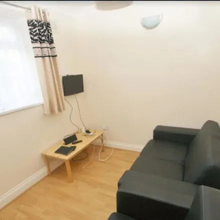 Rent this 5 bed apartment on 32 Daffodil Street in London, W12 0TG