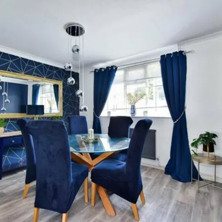 Image 7 - Broomfield Rise, Leavesden, WD5 0HY, United Kingdom - Duplex for sale