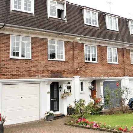 Rent this 4 bed townhouse on Lower Park Road in Loughton, IG10 4NL