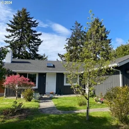Buy this 3 bed house on 2045 19th Street in Florence, OR 97439