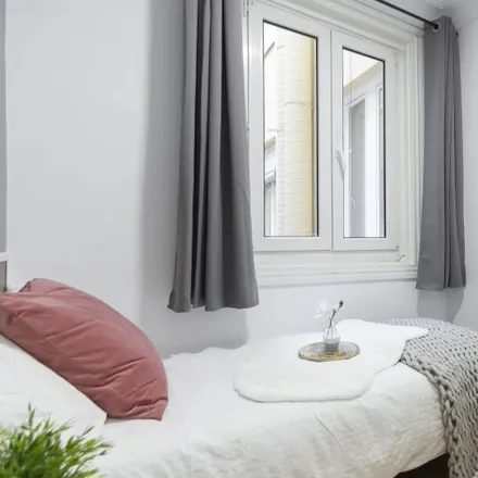 Rent this 9 bed room on Madrid in Calle de Valenzuela, 7