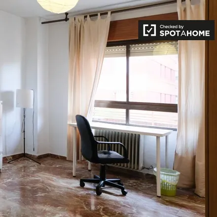 Rent this 4 bed room on Covirán in Calle Recreativo de Granada, 18012 Granada