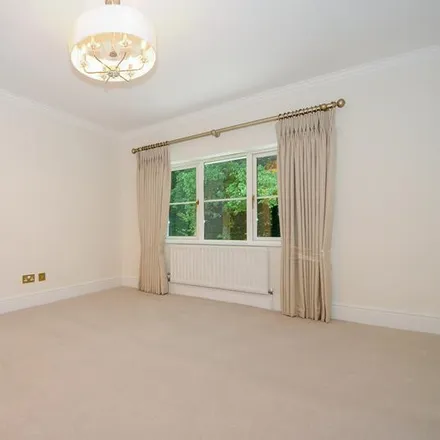 Image 6 - St. David's Drive, Englefield Green, TW20 0BA, United Kingdom - House for rent