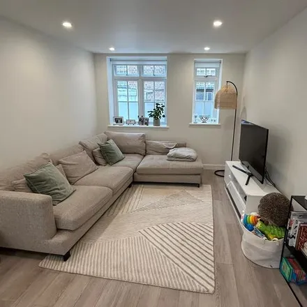 Rent this 2 bed apartment on Lovers Walk in London, N3 1LG