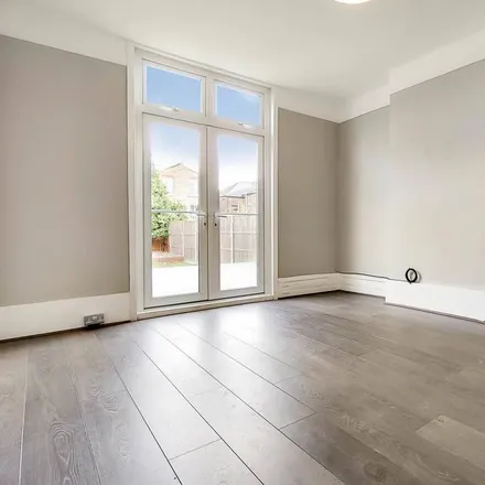 Rent this 3 bed townhouse on Northwood Road in London, SE23 2HR