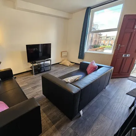 Image 1 - Royal Park Grove, Leeds, LS6 1HF, United Kingdom - House for rent