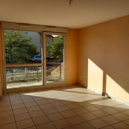 Rent this 2 bed apartment on 11 Rue des Cottages in 21240 Talant, France