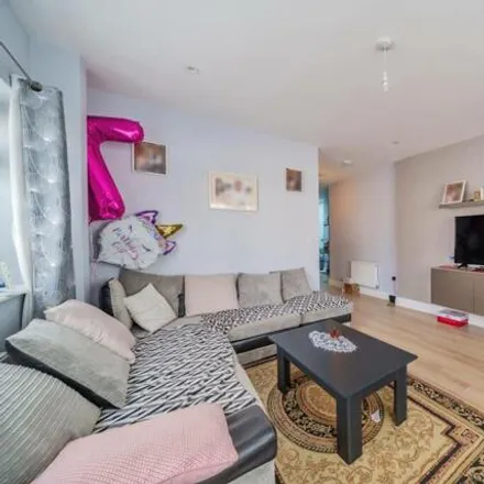 Image 3 - Manor Park Crescent, London, HA8 7NL, United Kingdom - Apartment for sale