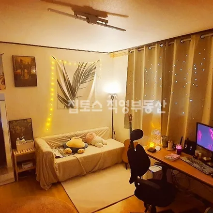 Rent this studio apartment on 서울특별시 송파구 삼전동 58-12