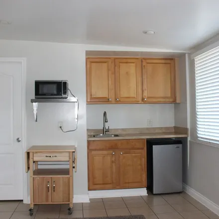 Image 3 - 401 Arrow Highway, Claremont, CA 91711, USA - Apartment for rent