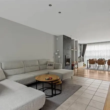 Rent this 4 bed apartment on Eduard Prissestraat 108 in 9100 Sint-Niklaas, Belgium