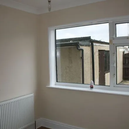 Rent this 3 bed duplex on Newtondale in Hull, HU7 4BP