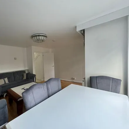 Rent this 3 bed apartment on Willow Walk in West Green Road, London
