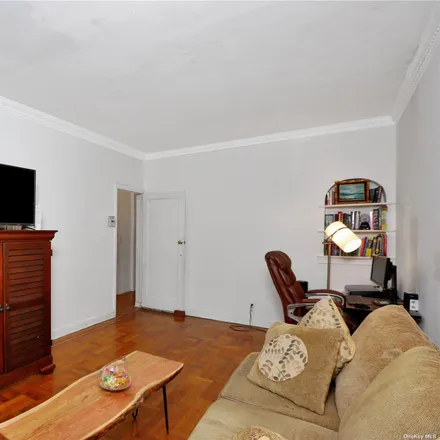 Image 7 - 1339 East 49th Street, New York, NY 11234, USA - House for sale