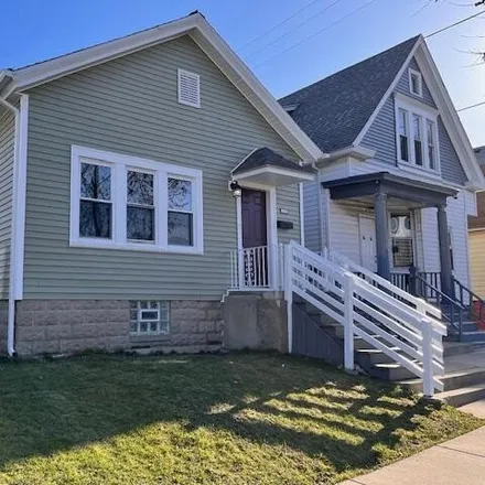 Buy this 2 bed house on 1109 West Maple Street in Milwaukee, WI 53204