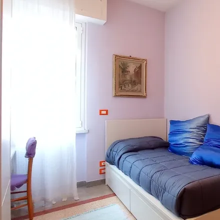 Rent this 3 bed room on Café Vert in Via Anton Giulio Barrili, 47