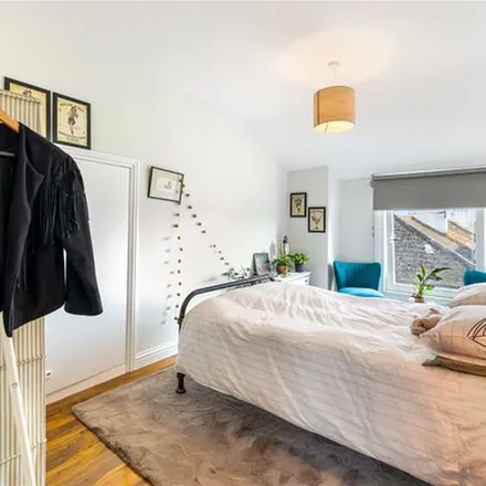 Rent this 3 bed duplex on Medina Villas in Hove, BN3 2RJ