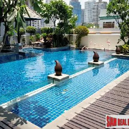 Buy this 2 bed apartment on Nikhom Makkasan Road in Ratchathewi District, Bangkok 10400