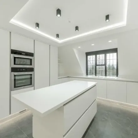 Image 3 - 8 Beech Hill Avenue, London, EN4 0LW, United Kingdom - Apartment for rent